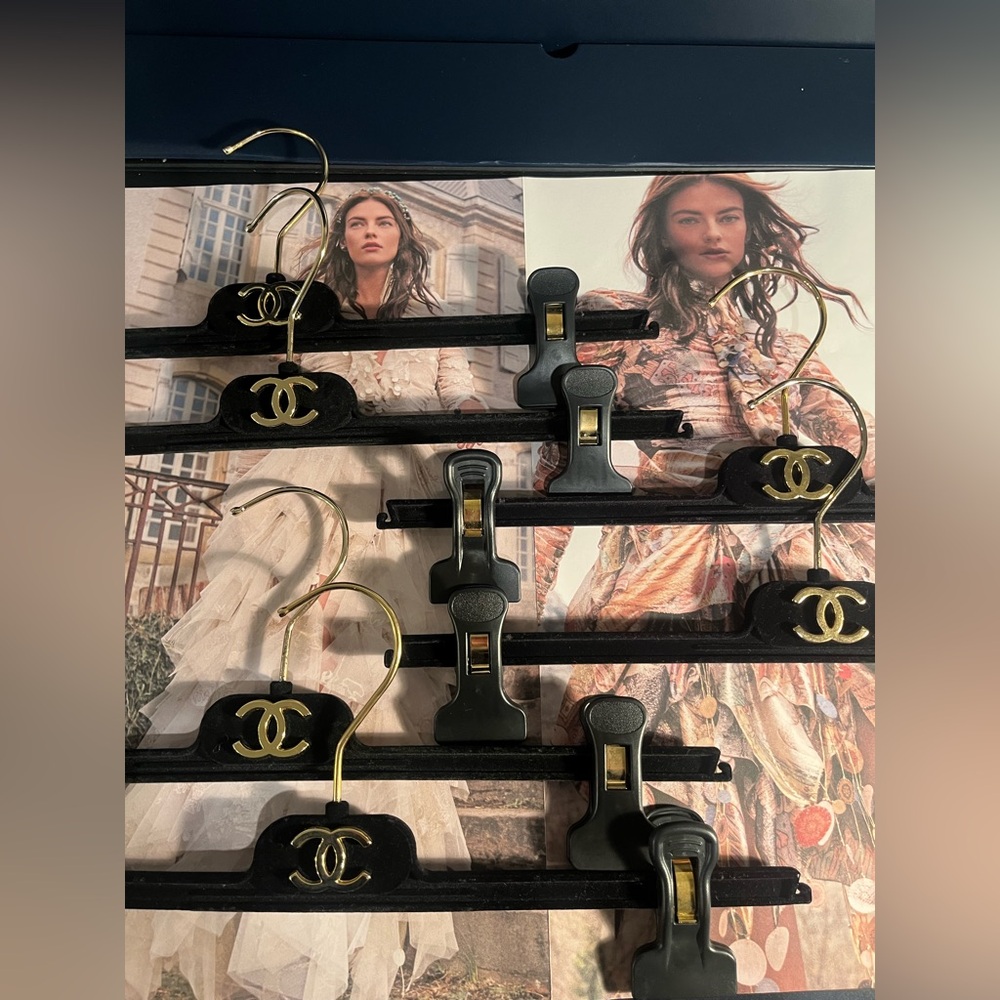 CHANEL black Velvet Hangers with Gold Chanel Logo Hangers set of 6 🎩🎩🎩🎩🎩🎩🎩🎩🎩🎩🎩